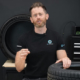 „Für den Moment tue ich mich schwer, Reifen mit einem extrem niedrigen Rollwiderstand zu empfehlen. Vielleicht wird die nächste Reifengeneration besser“, sagt Johnathan Benson von dem britischen Reifenvergleichsportal Tyre Reviews in einem seiner Videos (Bild: YouTube/Screenshot)