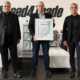 Die beiden Speed4Trade-Geschäftsführer Stefan Sommer (links) und Sandro Kunz (rechts) freuen sich gemeinsam mit Dirk Jungermann, Qualitätsmanagementbeauftragter des auch in der Reifenbranche bekannten E-Commerce-Softwarehauses, über das erhaltene Zertifikat (Bild: Speed4Trade)