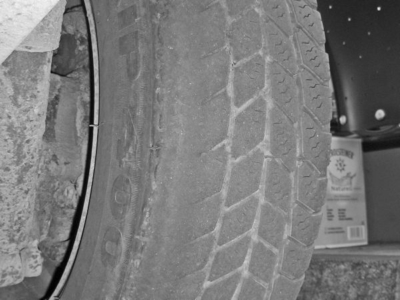 Kann ein Fahrzeug mit Reifen in einem solchen Zustand vor gerade einmal rund einem Monat die Hauptuntersuchung bestanden haben? Daran hat wohl nicht nur die Polizei Mettmann so ihre Zweifel (Bild: Polizei Mettmann)
