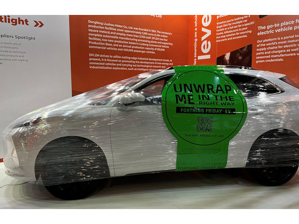 Um seine Fähigkeiten im Bereich der digitalen Beschaffung unter Beweis zu stellen, hat Alibaba gemeinsam mit einem Zulieferer der Plattform (Dongfeng Liuqi Motor) ein neues Elektroauto bei der Automechanika vorgestellt: Am eigenen Messestand ist es in kompostierbare Frischhaltefolie gewickelt zu sehen, während Besuchern über den Scan eines QR-Codes ein 360-Grad-Blick auf Fahrzeug gewährt wird (Bild: Alibaba)
