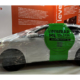 Um seine Fähigkeiten im Bereich der digitalen Beschaffung unter Beweis zu stellen, hat Alibaba gemeinsam mit einem Zulieferer der Plattform (Dongfeng Liuqi Motor) ein neues Elektroauto bei der Automechanika vorgestellt: Am eigenen Messestand ist es in kompostierbare Frischhaltefolie gewickelt zu sehen, während Besuchern über den Scan eines QR-Codes ein 360-Grad-Blick auf Fahrzeug gewährt wird (Bild: Alibaba)