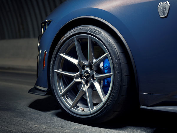 Für seinen neuen „Dark-Horse“-Mustang hat sich Ford für die Pirelli-Profile „P Zero PZ4“ sowie – als Teil vom optionalen „Handling Package“ – den hier zu sehenden „P Zero Trofeo RS“ als Erstausrüstungsbereifung entschieden (Bild: Ford)