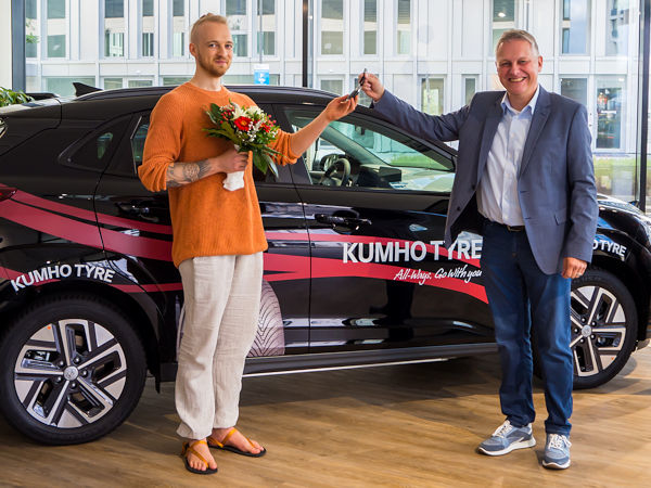 Die Übergabe des Preises hat Ralf Gutena (rechts), Director Business Development and Sales EU bei Kumho Tire Europe, übernommen (Bild: Kumho)