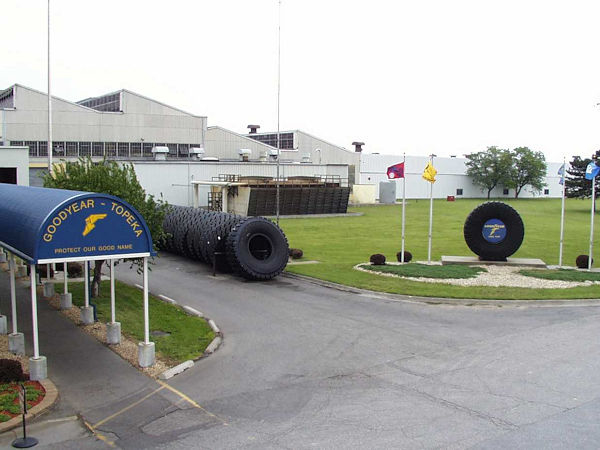 Der Grundstein für das 1945 in Betrieb genommene Goodyear-Werk in Topeka (Kansas/US), in dem der Hersteller OTR-Reifen fertigt, ist bereits 1944 gelegt worden – jetzt will der Konzern 125 Millionen US-Dollar in den Standort investieren und 40 zusätzliche Arbeitsplätze vor Ort schaffen (Bild: Goodyear)