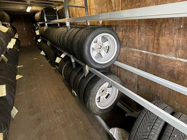 In 40-Fuß-Container sollen sich mit dem Niso-Tech-Set 288 Kompletträder oder Reifen lagern lassen, in 20-Fuß-Container sollen analog dazu 144 Reifen Platz finden (Bild: Niso Tech)