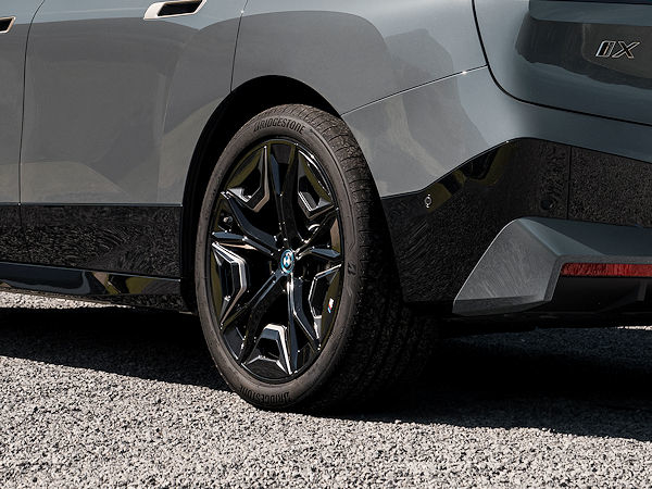 Für seinen iX hat sich BMW neben Profilen von Pirelli und Goodyear auch für Bridgestone als Erstausrüstungslieferanten entschieden (Bild: BMW)