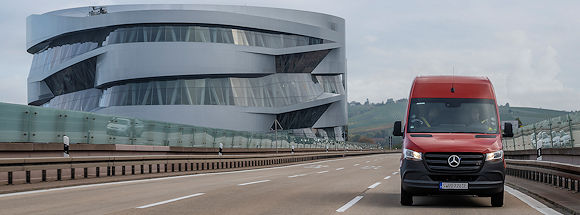 Mit nur einer Akkuladung und ohne Nachladen führte die Route der Versuchsfahrt mit dem eSprinter vom Mercedes-Benz Museum in Stuttgart bis zum Flughafen München und wieder zurück, was einer Streckenlänge von 475 Kilometern entspricht (Bild: Mercedes-Benz)
