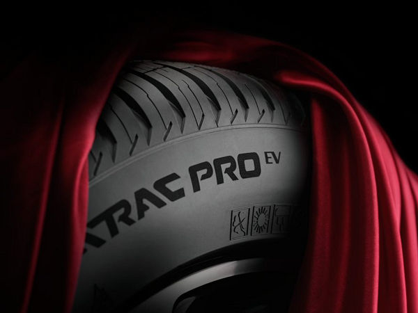 Im Dezember soll der neue „Quatrac Pro EV“ der Apollo-Tyres-Marke Vredestein seine Premiere haben – ein paar erste Details zu seinem neuen Ganzjahresreifen für Elektrofahrzeuge hinaus teilt der Hersteller über den Namen hinaus aber auch jetzt schon mit (Bild: Apollo Tyres)