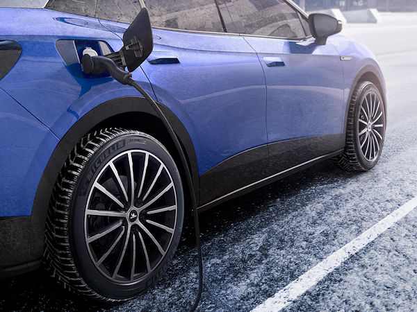 Seine Winterreifen wie beispielsweise den „Alpin 6“ bezeichnet Michelin als „EV ready“, weil sie laut dem Hersteller über einen optimierten Rollwiderstand verfügen, was der Reichweite von Elektrofahrzeugen zugutekomme – wobei mehr als 60 Prozent der Teilnehmer einer Umfrage Letzteres als größten Nutzen speziell auf E-Autos abgestimmter Reifen bezeichnet haben sollen (Bild: Michelin)