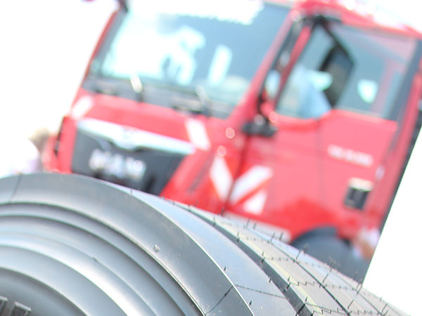 Erstes gemeinsames Angebot von Allianz und Bridgestone ist ein Reifenversicherungsprogramm für bestehende und neue Lkw- und Busflottenkunden des Reifenherstellers – an Analogem für Pkw wird aber bereits gearbeitet (Bild: NRZ/Christian Marx)