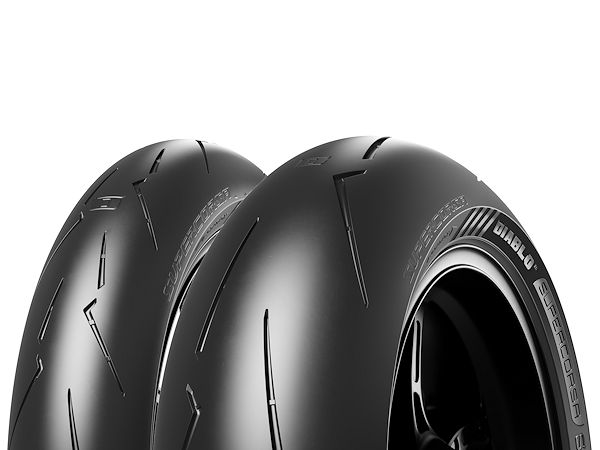 Pirellis neuen „Diablo Supercorsa V4“ gibt es als SC-Version (Special Compound) sowie als SP-Variante (Sport Production), die sich abgesehen von einer abweichenden Seitenwandbeschriftung rein äußerlich nicht unterscheiden (Bild: Pirelli)