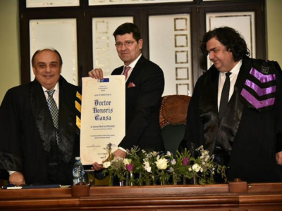 Prof. Dr. Christian von Albrichsfeld (Mitte), Leiter der Conti-Aktivitäten in Rumänien, ist von der Technischen Universität Politehnica in Timișoara mit einem Ehrendoktortitel gewürdigt worden (Bild: UPT)