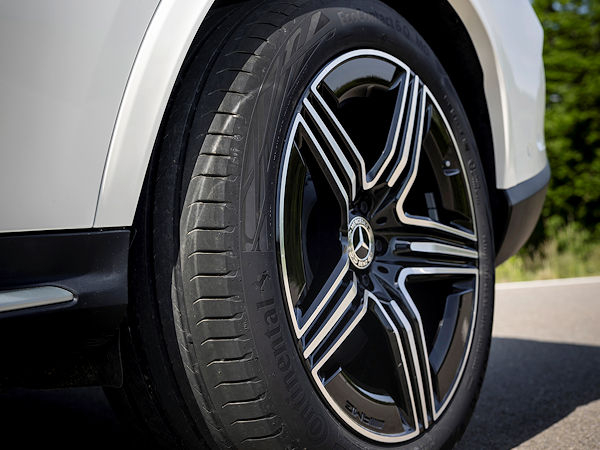 Der GCL steht ab Werk auf Conti-Reifen vom Typ „EcoContact 6 Q“ (Foto), wobei für ihn aber wohl auch Bridgestone und Michelin Profile als Erstausrüstung zu Mercedes ans Band liefern (Bild: Mercedes-Benz)