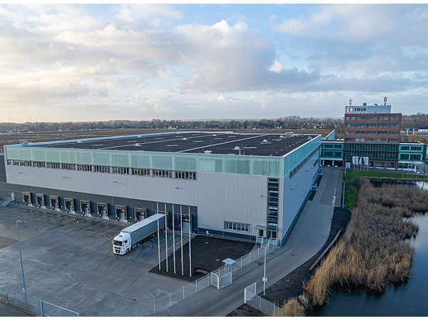 Fiege hat seine auch von der Reifenbranche genutzten Logistikflächen in Hamburg durch eine zusätzliche Halle um 20.000 auf insgesamt fast 90.000 Quadratmeter erweitert (Bild: Fiege)