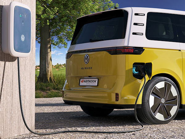 Für die Erstbereifung des rein elektrisch angetriebenen ID.Buzz liefert Hankook seinen „Ventus S1 Evo³ EV“ in 18 und 21 Zoll zu Volkswagen ans Band (Bild: Hankook)