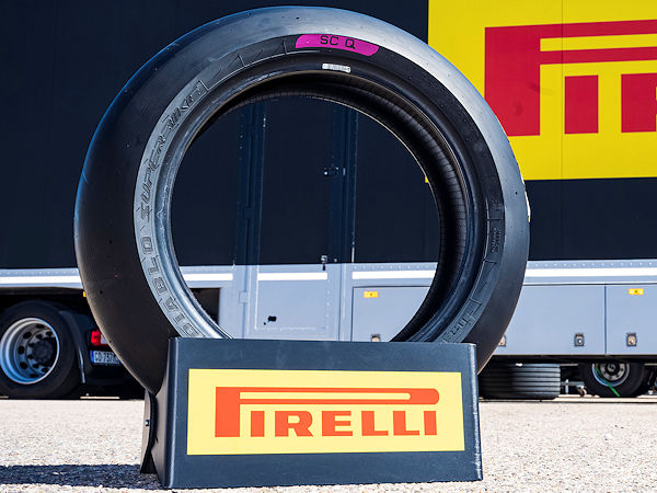 In der am Wochenende startenden neuen Saison will Pirelli die Arbeit an dem extraweichen „SCQ“-Hinterreifen für die Fahrer/Teams in der von dem Hersteller exklusiv mit Reifen ausgerüsteten World Superbike Championship fortsetzen (Bild: Pirelli)