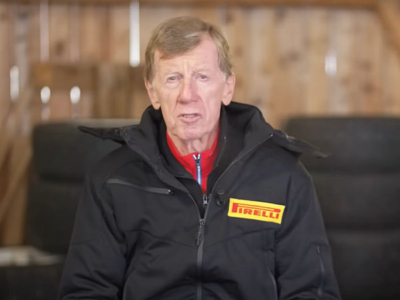 Die Frage danach, welche Faktoren (Fahrer, Auto, Reifen) den größten Einfluss auf Erfolge im Rallyesport haben, beantwortet Walter Röhrl in einem Pirelli-Video anhand seiner Erfahrungen rund um das Mitwirken bei der Entwicklung neuer Fahrzeuge (Bild: YouTube/Screenshot)