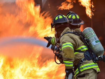 Medienberichten zufolge waren rund 190 Einsatzkräfte vor Ort, um den Großbrand eines Reifenlagers in Berßel zu löschen (Symbolbild: Pexels/Pixabay)