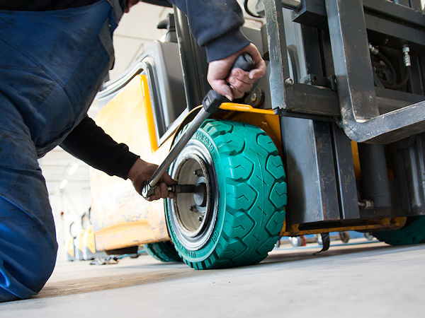 Der Vollgummireifen „Ultimate Green XT G2“ besteht laut seinem Hersteller GRI zu 42,8 Prozent aus nachhaltigen Materialien – wer den nicht kreidenden Reifen ebenfalls einem Test unterziehen will, kann sich dafür bei dem Großhändler Pneuhage bewerben (Bild: Pneuhage)