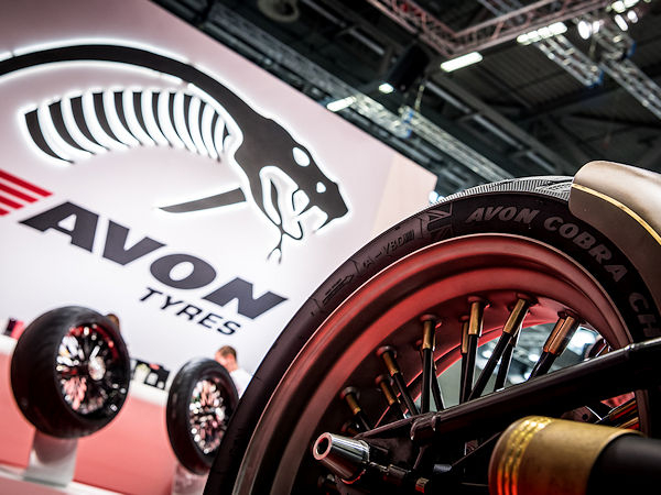 Goodyear zufolge blicke man „mit einem neu belebten Ansatz für die Marke Avon positiv in die Zukunft“, wobei der Hersteller zunächst und auch nur recht grob umreißt, wie er sich im Segment Motorradreifen das Nebeneinander seiner Marken Dunlop und Avon vorstellt (Bild: Goodyear)