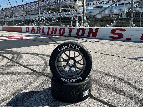 Aus Anlass seines 125-Jährigen und seiner langjährigen Partnerschaft mit der NASCAR liefert Goodyear für das sogenannte Throwback-Wochenende der US-Serie Mitte Mai 3.500 Rennreifen an die Strecke des Darlington Raceway (Bild: Goodyear)
