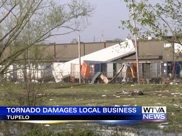 In lokalen Medienberichten werden die Anfang April von einem Tornado an dem Cooper- bzw. Goodyear-Werk in Tupelo angerichteten Schäden als beträchtlich bezeichnet (Bild: WTVA News/Screenshot)