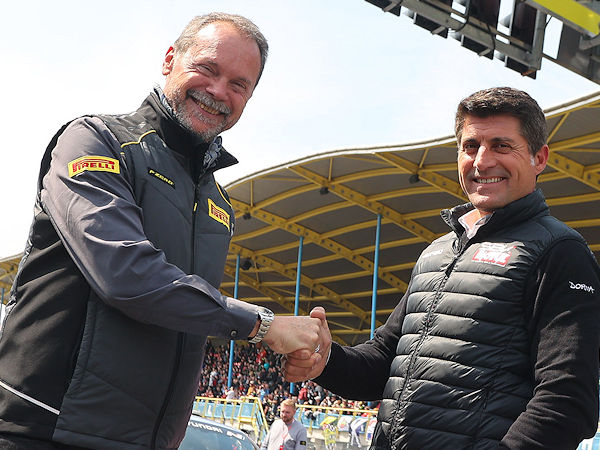 Besiegeln die Fortführung ihrer Partnerschaft rund um die Superbike-Weltmeisterschaft: Giorgio Barbier (links), bei Pirelli verantwortlich in Sachen Motorradrennsport, und Gregorio Lavilla, Executive Director für die Serie bei Dorna (Bild: Pirelli)