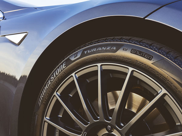 Designt, entwickelt und hergestellt in Nordamerika wird Bridgestones „Turanza EV“ für den dortigen Markt in zunächst fünf Größen aufgelegt für Teslas Model 3, Model S, Model X und Model Y sowie den Ford Mustang Mach-E, bevor Anfang 2024 zusätzliche 13 Dimensionen folgen sollen (Bild: Bridgestone Americas)