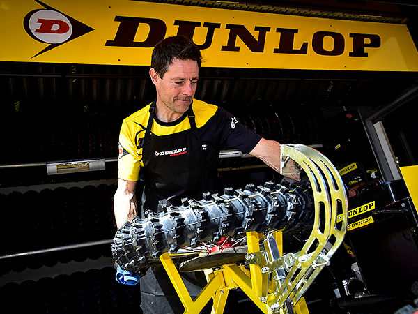 Dunlop bleibt weitere drei Jahre offizieller Reifenpartner des Motocross-Grand-Prix und damit einer Motorsportmeisterschaft, in der es noch keine Einheitsreifenregel und damit einen Wettbewerb zwischen verschiedenen Herstellern gibt (Bild: Dunlop)