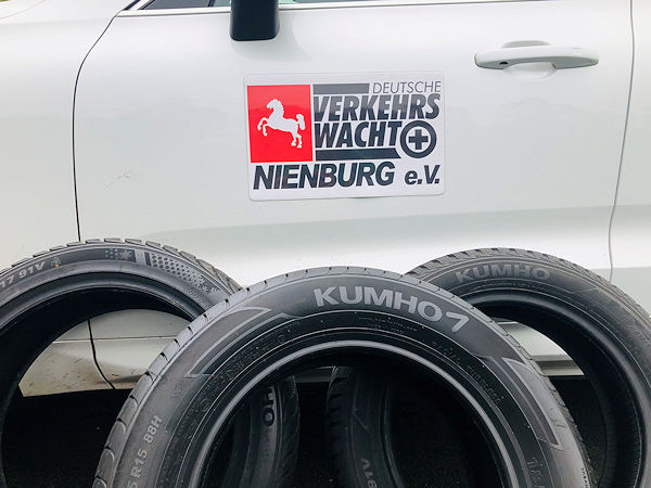 Kumho unterstützt die Verkehrswacht Nienburg im Bereich der Pkw-Fahrsicherheitstrainings genauso wie mit Schulungsunterlagen und natürlich Reifen (Bild: Kumho Tire, Verkehrswacht Nienburg)