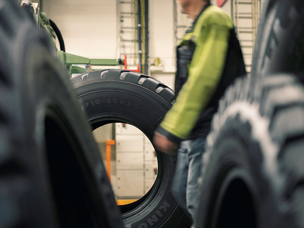 Im Nokian-Heavy-Tyres-Reifenwerk im finnischen Nokia sollen rund 160 Beschäftigte ihre tägliche/wöchentliche Arbeitszeit reduzieren bzw. eine auf maximal 90 Tage befristete Kündigung erhalten (Bild: Nokian Heavy Tyres)