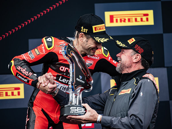 „Motorsport ist Teil unserer DNA“, sagt Pirellis Motorcycle Racing Director Giorgio Barbier (rechts), der hier zu sehen ist mit dem amtierenden Superbike-Weltmeister Álvaro Bautista (Bild: Pirelli)