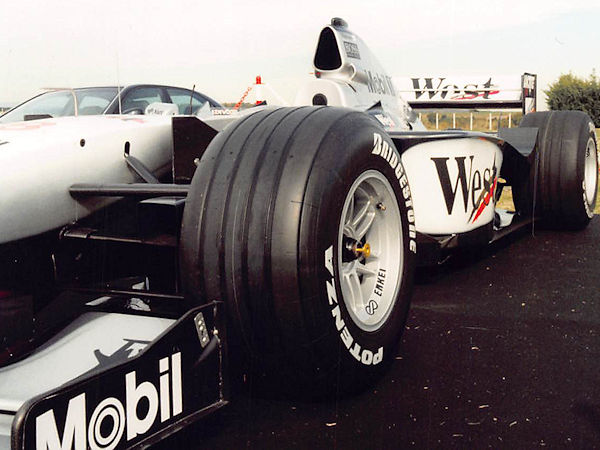 Bridgestone war zuletzt bis Ende der Saison 2010 Ausrüster der Formel 1 – damals wurde noch auf 13-Zöllern gefahren, während die Rennen heute auf 18-Zoll-Reifen von Pirelli ausgetragen werden (Bild: NRZ/Christian Marx)