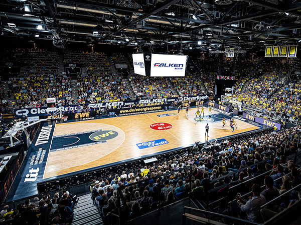 Das Falken-Signet wird auch weiterhin bei den Spielen der EWE Baskets in der Oldenburger EWE-Arena zu sehen sein (Bild: Falken Tyre Europe)