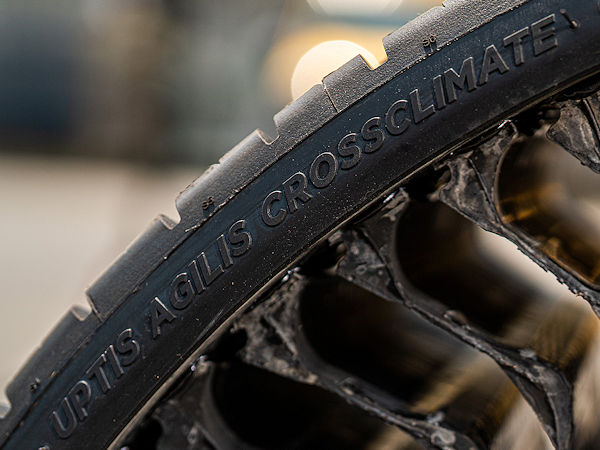 Michelins Luftloskonzeptreifens trägt bei seinem Premiereneinsatz auf öffentlichen Straßen in Europa die Bezeichnung „UPTIS Agilis CrossClimate“ auf der Seitenwand, was gemäß der bei dem Hersteller üblichen Namenskonvention einen luftlosen Transporterganzjahresreifen signalisiert (Bild: Michelin)