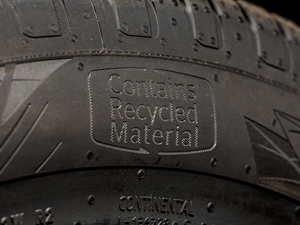 Das Logo „Contains Recycled Materials” auf der Seitenwand des Reifens soll die Nutzung wiederverwerteter Materialien bei der Herstellung dieser Continental-Reifenlinie verdeutlichen (Bild: Continental)