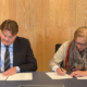 Unterzeichnet wurde die Kooperationsvereinbarung beider Unternehmen von Enviro-CEO Thomas Sörensson (links) und Dr. Frauke Jordt, Vice President Vertical Management bei Siemens (Bild: Enviro Systems)