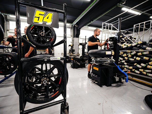 Für die Tests hatte Pirelli Slicks vom Typ „Diablo Superbike“ jeweils mit Soft- und Medium-Mischung mit an die Strecke gebracht (Bild: Pirelli)