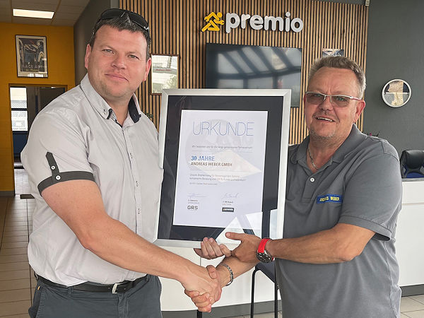 Zum 30. Jubiläum und nach einem Jahr gemeinsamer Geschäftsführung übergibt Andreas Weber (rechts) seinen seit mehr als 25 Jahren unter der Premio-Flagge segelnden Betrieb in Wernigerode an Daniel Potschka (Bild: Premio Reifen + Autoservice Andreas Weber GmbH)