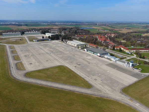 Das ADAC-Testzentrum Mobilität auf Teilflächen des Fliegerhorsts Penzing in Oberbayern stellt unterschiedliche Module zum Prüfen von Assistenzsystemen, autonomem Fahren, E-Mobilität und weitere Mobilitätsentwicklungen bereit (Bild: ADAC)