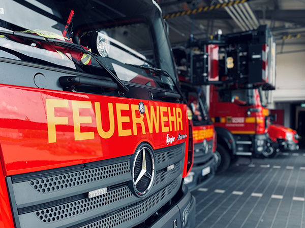 Bei dem Großbrand bei Reifen Göggel im Sommer vergangenen Jahres sollen laut einem aktuellen Zeitungsbericht „etwa 250.000“ Reifen Opfer der Flammen geworden sein (Symbolbild: Freiwillige Feuerwehr Alpen)