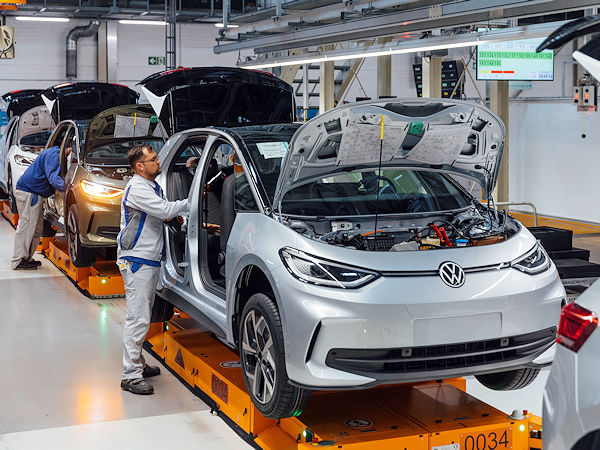 Sei die Stimmung in der deutschen Autoindustrie schon im Sommer bzw. Juni deutlich eingebrochen, hat sie sich laut dem Ifo seither nicht wesentlich gebessert (Bild: Volkswagen)