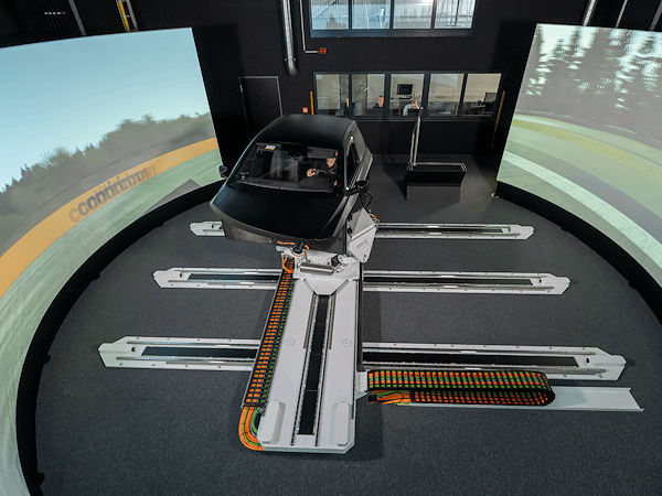 Dank der vier Meter langen und fünf Meter breiten Bewegungsplattform des Simulators sowie einer maximalen Beschleunigung von zwölf Metern pro Sekunde sollen Testfahrer alle sechs Freiheitsgrade der Fahrdynamik spüren können (Bild: Continental)