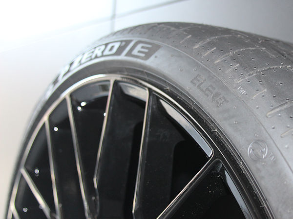 Bei den Automobile Awards 2023 hat sich in der Kategorie „Reifen des Jahres“ das Pirelli-Profil „P Zero E“ durchgesetzt gegen Bridgestones „Turanza 6“, Goodyears „UltraGrip Performance 3“ und Nokians „Hakkapeliitta R5“ (Bild: NRZ/Christian Marx)