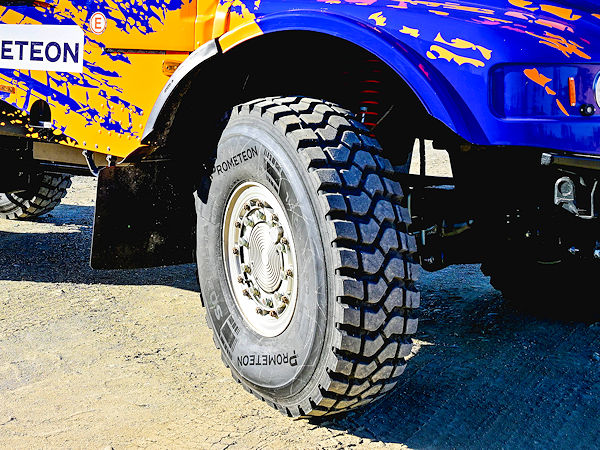 Seine Premiere gibt Prometeons „S02 Pista“ bei der Rallye Dakar an je zwei Iveco Powerstar und MAN TGA der dort startenden Teams Italtrans Racing bzw. Tibau – das Pirelli-Signet ist auf der Seitenwand des Lkw-Offroadreifens nirgends zu entdecken (Bild: Prometeon Tyre Group)