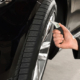 Apollo Tyres empfiehlt, den Reifendruck mindestens einmal pro Monat zu prüfen und Reifen ab einer Profiltiefe von zwei Millimetern (Sommerreifen) bzw. vier Millimetern (Winterreifen) durch neue zu ersetzen (Bild: Apollo Tyres)