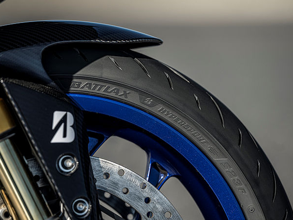 Yamaha hat sich bei der Erstbereifung seiner MT-09 für Bridgestones „Battlax Hypersport S23“, um über mehr Grip und Stabilität sowohl auf Geraden als auch in sportlicher Schräglage das Fahrgefühl der Maschine zu unterstützen (Bild: Bridgestone)