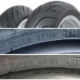Zu erkennen sind von dem Rückruf betroffene Dunlop-Motorradreifen des Typs „RoadSmart III“ anhand einer jeweils mit 1DK8B 6F1M beginnenden sowie mit 3423, 3523, 3623, 4623 oder 4723 endenden DOT-Nummer auf ihrer Seitenwand (Bilder: EU-Kommission, Goodyear)