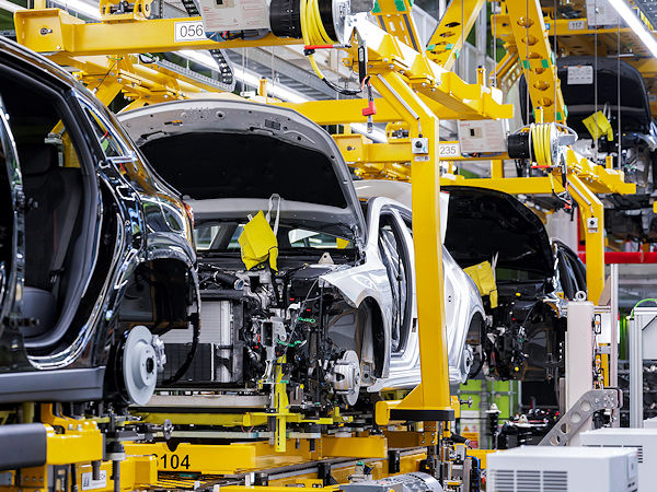 Während die Produktion von Pkw in Deutschland und auch deren Export im vergangenen Jahr um 18 bzw. 17 Prozent gestiegen sind im Vergleich zu 2022, entwickelte sich der Auftragseingang um fünf Prozent rückläufig (Bild: Mercedes-Benz)