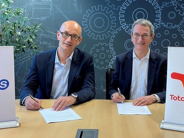 Besiegeln die Zusammenarbeit beider Seiten: Point-S-CEO Fabien Bouquet (links) und Jean Parizot, Vice President Automotive bei TotalEnergies Lubrifiants (Bild: TotalEnergies)